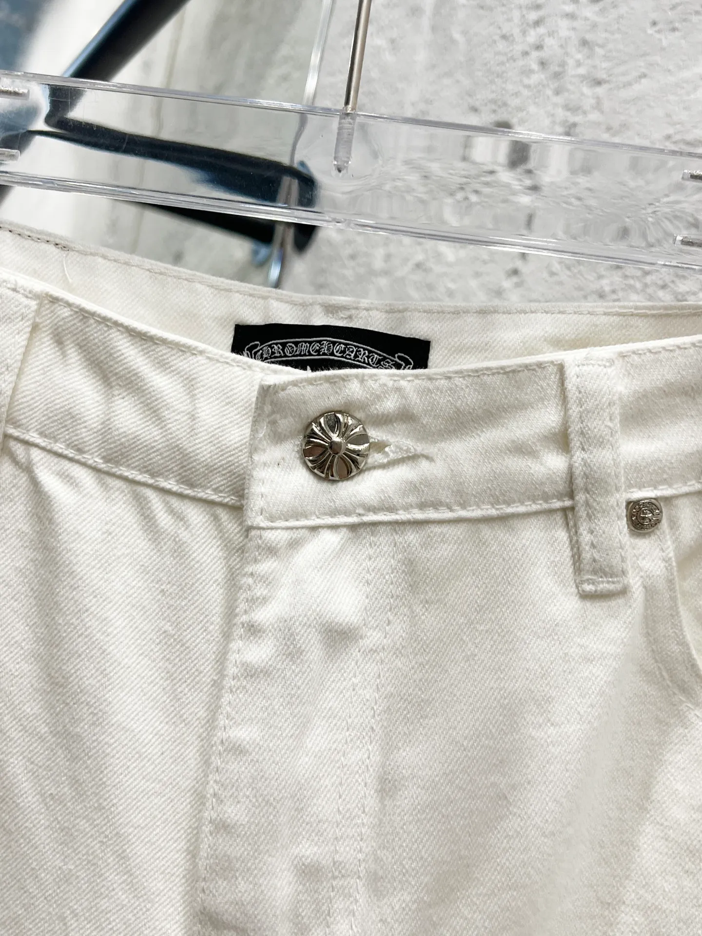 P230 Style number: H849 Chrome hearts & Chrome hearts 25ss blue five-pointed star frame leather jeans CH Chrome hearts double knee five-pointed star frame leather bo1 version logging pants straight work pants B136 Chrome hearts cross Sanskrit overalls Counter price 24W level, patched cross flower embellishment, high-waisted washed jeans! ! Absolutely high-end luxury products, 1.9W level god-level single products, super popular products, made by top heavy industry, not to be missed. About Zangyin, this is an extremely luxurious fashion brand, which can also be called the nobles of the high street. It has always been an exclusive brand of some hipsters or rich second generation. Compared with ordinary high streets, it is more luxurious and noble. Compared with luxury brands, it has a more fashionable personality and has always been a brand that I have a special liking for. Imported yarn is custom-woven into a high-density twill canvas, which ensures a crisp silhouette while also making the fabric feel very delicate. It follows the B01 classic silhouette and has a crisp and stylish upper body. The ready-made garments are stone-milled and fermented and can be matched with any style. Buttons and zinc-brushed washable genuine YKK retro metal products. Double-layered canvas on the front. Perfect details. All hardware is perfect. Size: 30-32-34-36 Color: White pants with leather five-pointed star